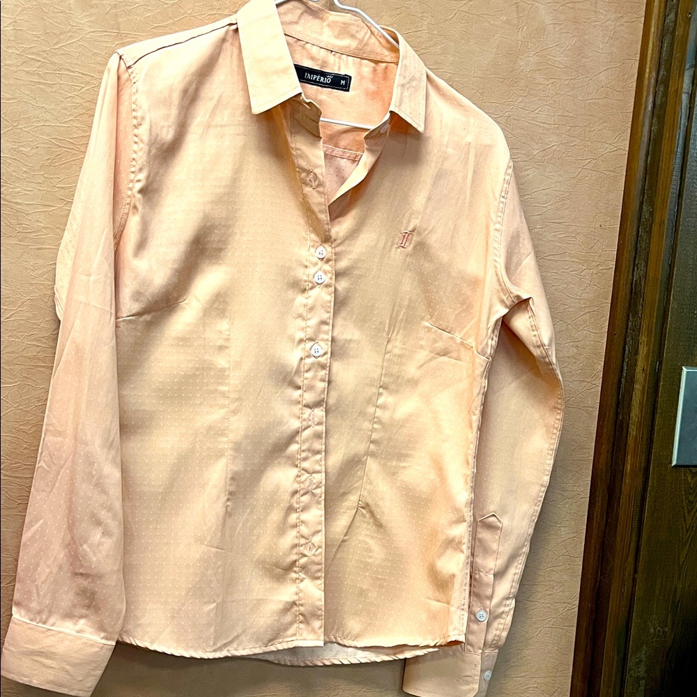 Women Imperio peach button down shirt. Lovely color.